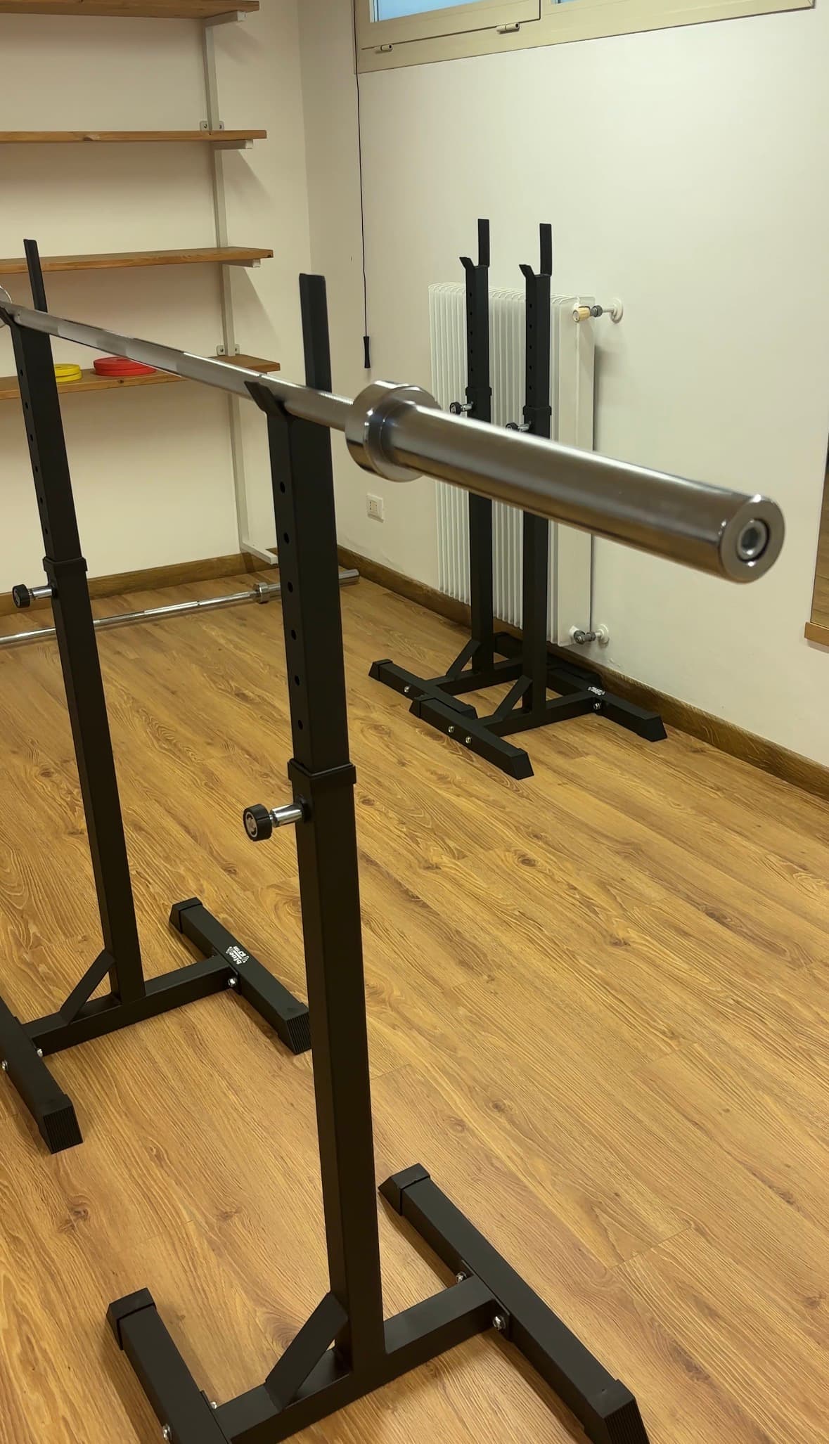 Squat rack con bilanciere per allenamento di forza